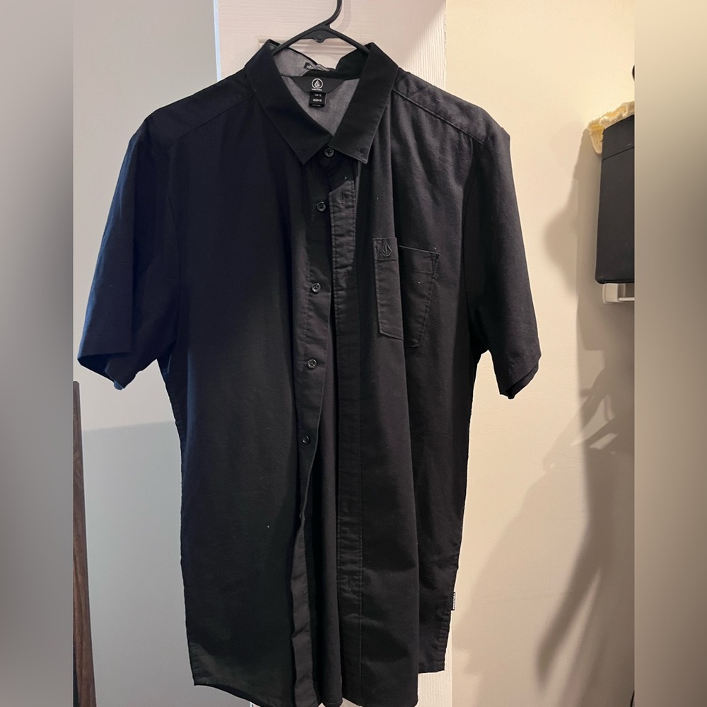 Volcom Black Short sleeves button down XL.